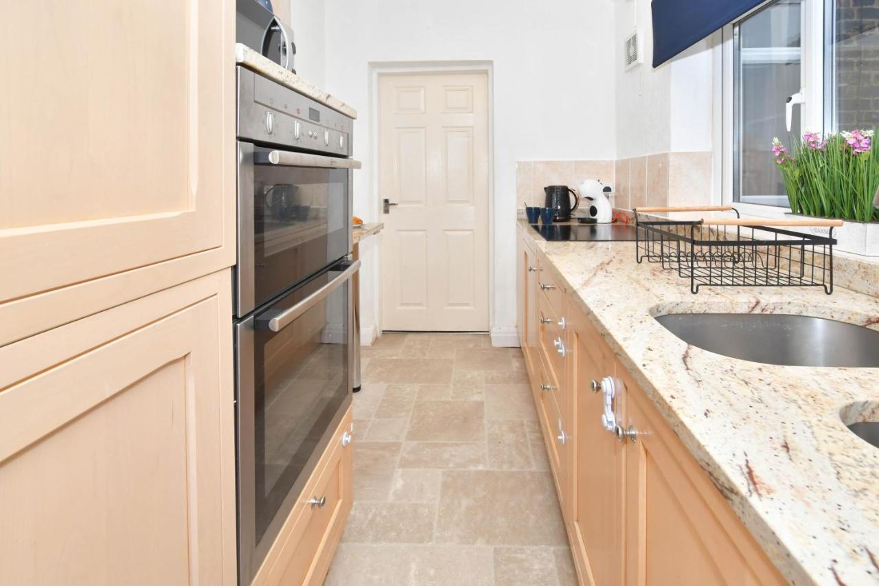 The Yellow Door By Avenew Management Serviced Accommodation Stoke-on-Trent Kültér fotó