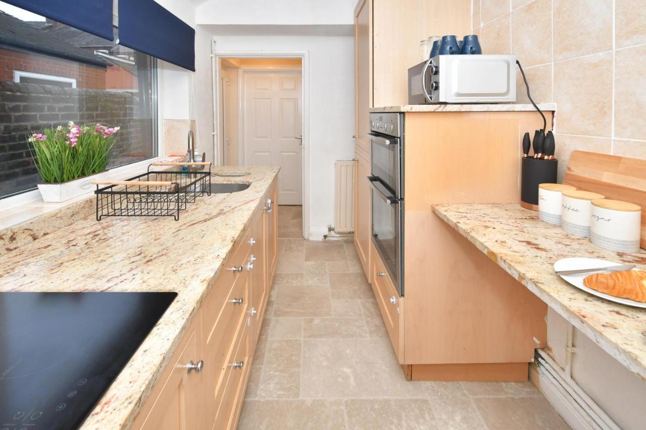 The Yellow Door By Avenew Management Serviced Accommodation Stoke-on-Trent Kültér fotó