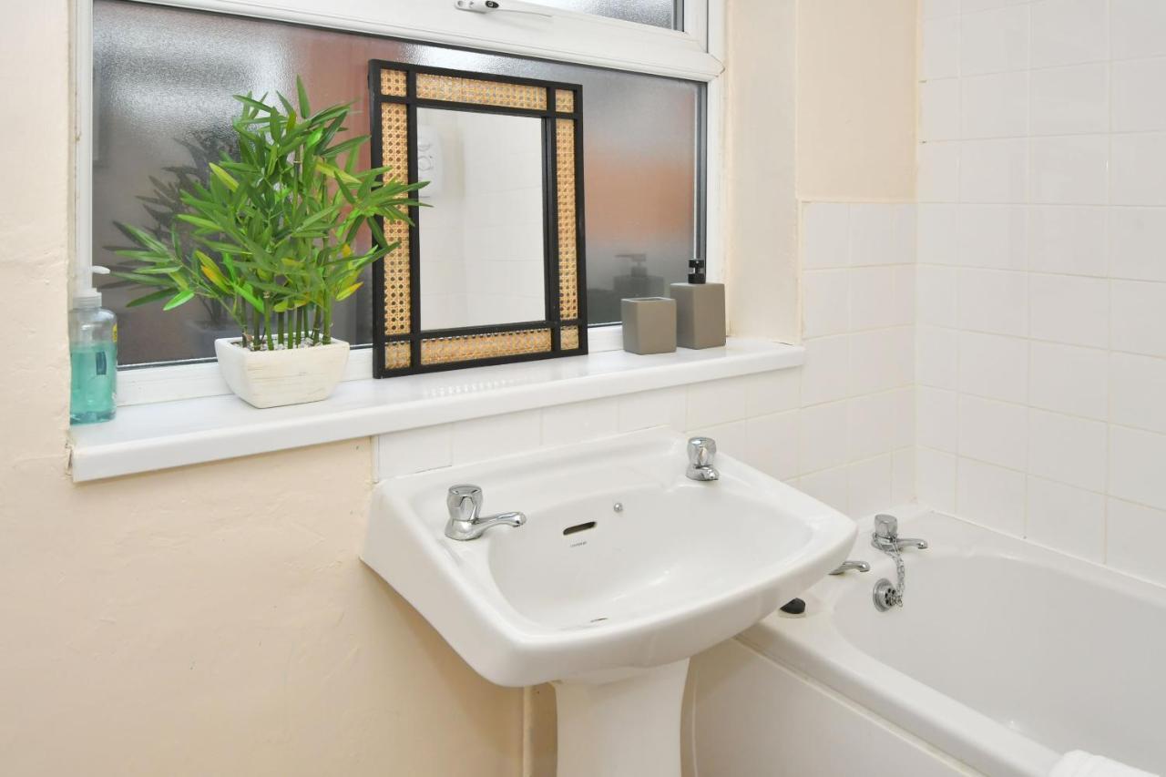 The Yellow Door By Avenew Management Serviced Accommodation Stoke-on-Trent Kültér fotó