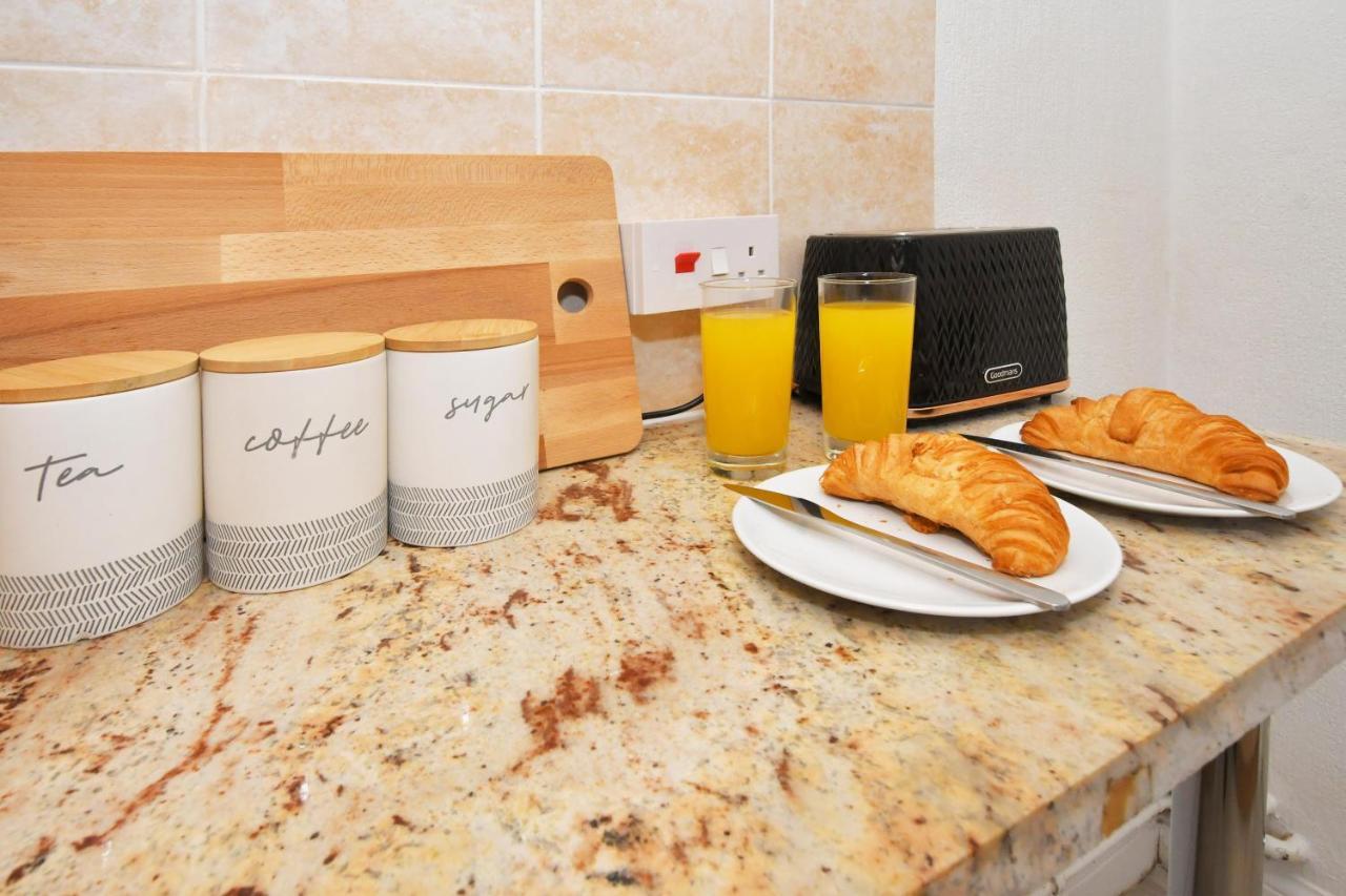 The Yellow Door By Avenew Management Serviced Accommodation Stoke-on-Trent Kültér fotó